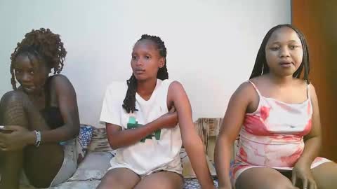 Snapshot of sweet_melod chatting on November 3, 5:03 pm Linda online show from November 3, 5:03 pm