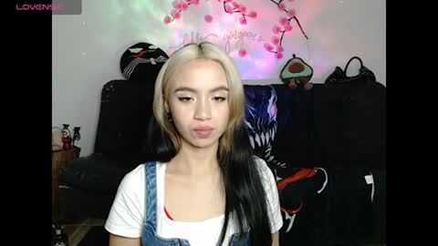 Snapshot of sweet_molly420 chatting on June 12, 11:03 pm sweet molly420 online show from June 12, 11:03 pm