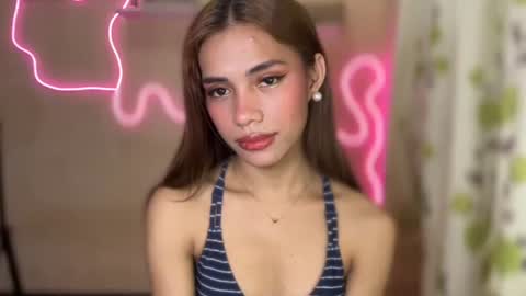 Snapshot of sweet_nikki03 chatting on September 24, 9:23 am sweet_nikki03 online show from September 24, 9:23 am