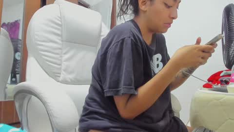 Snapshot of sweet_robyn chatting on December 5, 10:12 pm sweet_robyn online show from December 5, 10:12 pm