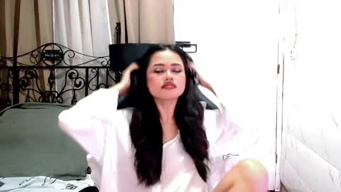 Leah online show from December 18, 9:59 am