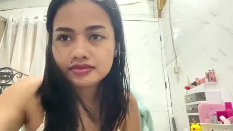 Snapshot of sweet_sirenxx chatting on May 1, 12:43 pm Leah online show from May 1, 12:43 pm
