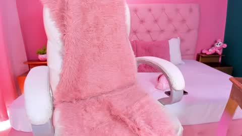 Yeileen online show from February 18, 4:05 pm