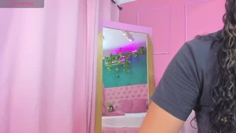 Yeileen online show from April 5, 9:45 pm