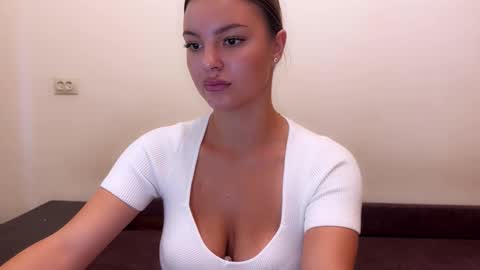 sweet_strawberr online show from September 17, 6:15 am