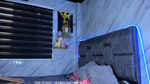 Snapshot of sweet_tits2 chatting on December 8, 9:19 pm Isabella online show from December 8, 9:19 pm