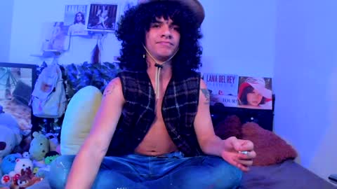 Steven independent model online show from December 12, 6:53 pm