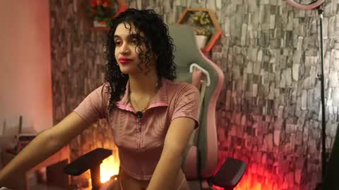 Snapshot of sweetbonii chatting on June 22, 7:33 pm Salom independent model online show from June 22, 7:33 pm