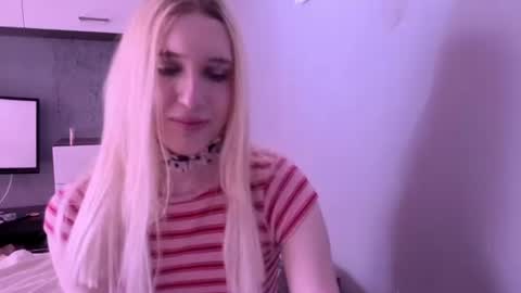 Snapshot of sweetcrystalll chatting on June 21, 2:41 pm sweetcrystalll online show from June 21, 2:41 pm