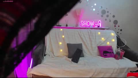 Snapshot of sweetcupcaks chatting on February 14, 8:33 am Alice online show from February 14, 8:33 am