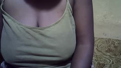 Snapshot of sweetdivah2 chatting on June 3, 11:43 pm divinah online show from June 3, 11:43 pm