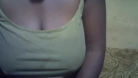 Snapshot of sweetdivah2 chatting on June 19, 2:05 am divinah online show from June 19, 2:05 am
