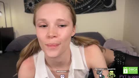 Snapshot of sweetgracee chatting on April 21, 3:46 am sweetgracee online show from April 21, 3:46 am