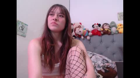 Snapshot of sweethoney22_ chatting on February 12, 4:11 pm Sabrina y Eliot online show from February 12, 4:11 pm