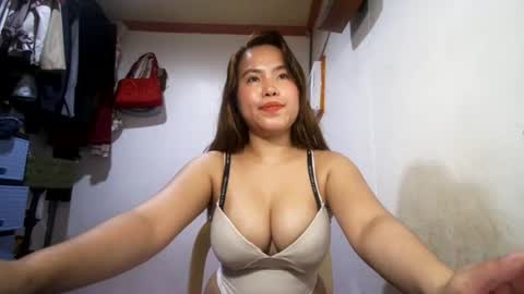 Snapshot of sweetie_trishiaxx chatting on July 16, 1:28 pm Your GoodGirlSweet trish online show from July 16, 1:28 pm