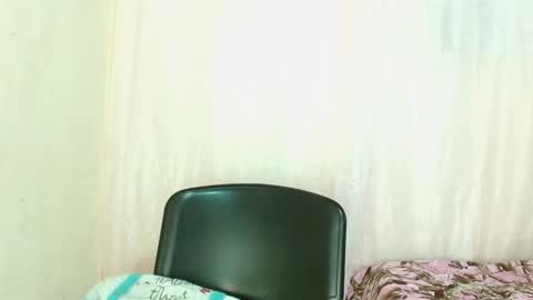 Snapshot of sweetkairi chatting on December 4, 4:44 am mishel online show from December 4, 4:44 am