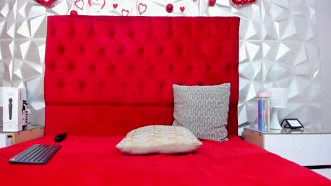 Lauren online show from February 25, 8:14 am