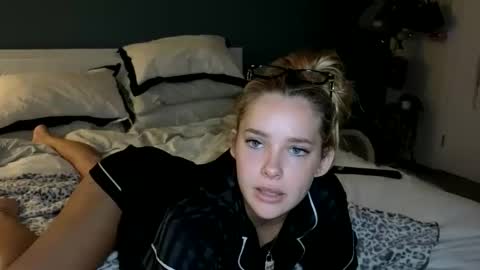 Snapshot of sweetlikedolly chatting on March 4, 11:22 pm Dolly online show from March 4, 11:22 pm