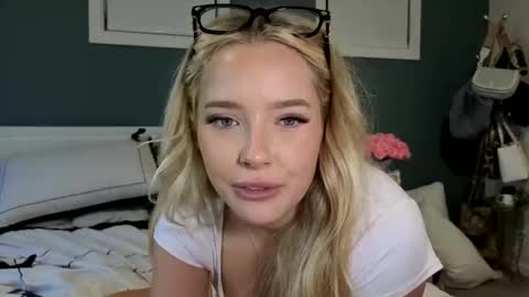 Snapshot of sweetlikedolly chatting on April 3, 6:33 am Dolly online show from April 3, 6:33 am