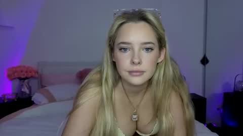 Snapshot of sweetlikedolly chatting on June 2, 6:04 am Dolly online show from June 2, 6:04 am
