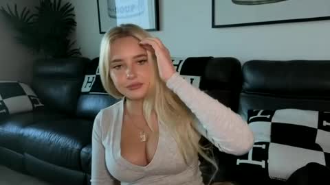Snapshot of sweetlikedolly chatting on June 23, 6:33 am Dolly online show from June 23, 6:33 am