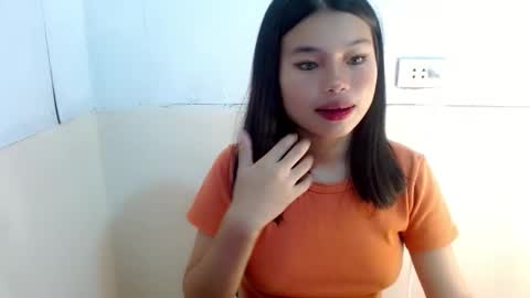 Snapshot of sweetlovely_68 chatting on February 11, 11:48 am sweetlovely_68 online show from February 11, 11:48 am