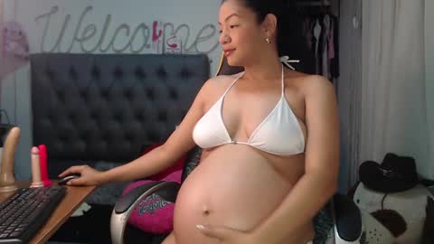 Snapshot of sweetmom12 chatting on January 11, 2:04 pm Sweetmom12 online show from January 11, 2:04 pm