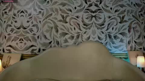 Snapshot of sweetness_siren chatting on May 17, 5:27 am siren online show from May 17, 5:27 am