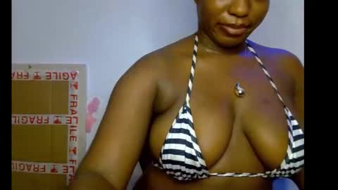 Snapshot of sweetpetitgirl chatting on February 13, 9:55 pm LILY BRANDY online show from February 13, 9:55 pm
