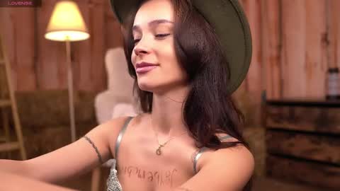 Snapshot of sweetrossie chatting on February 6, 4:28 am Rose online show from February 6, 4:28 am