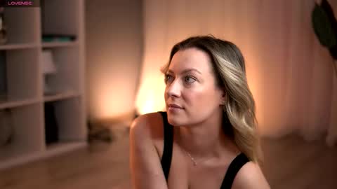 Snapshot of sweetrossie chatting on February 9, 10:25 pm Rose online show from February 9, 10:25 pm