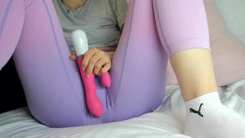 Snapshot of sweety_cum chatting on December 22, 7:10 pm Mia online show from December 22, 7:10 pm