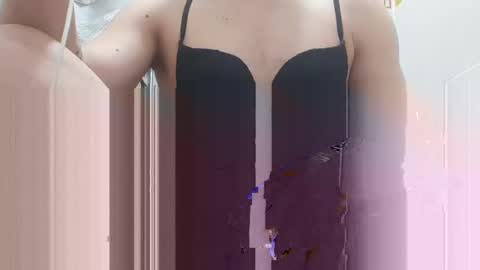 Snapshot of sweetywhity2 chatting on December 3, 6:38 pm Silvia online show from December 3, 6:38 pm