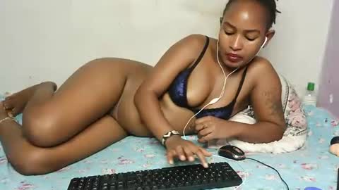 Snapshot of swt_bby chatting on May 4, 11:12 pm swt_bby online show from May 4, 11:12 pm