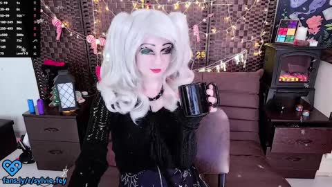 Sylvie online show from December 31, 11:39 pm