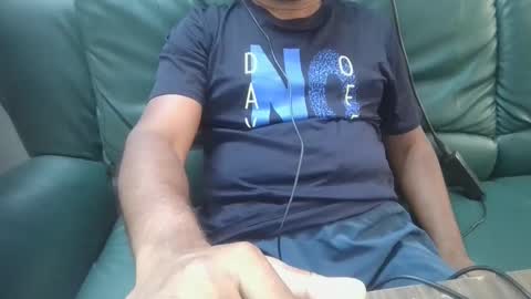 Snapshot of symond_jns chatting on April 1, 9:43 am symond_jns online show from April 1, 9:43 am