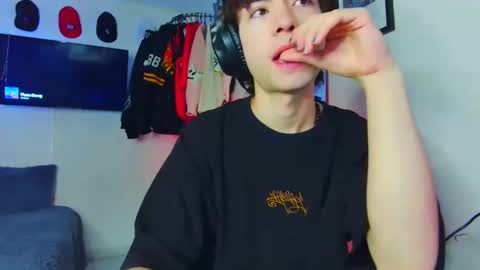 Snapshot of t0n3r chatting on September 25, 1:09 am TONER online show from September 25, 1:09 am