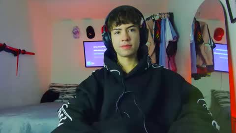 Snapshot of t0n3r chatting on October 24, 1:46 am TONER online show from October 24, 1:46 am