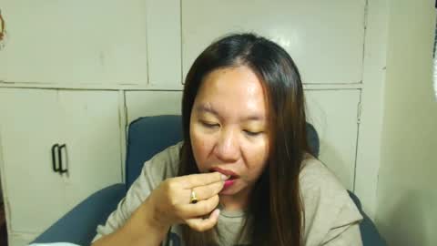Snapshot of takemetoheavenbaby chatting on December 27, 3:37 pm anne online show from December 27, 3:37 pm
