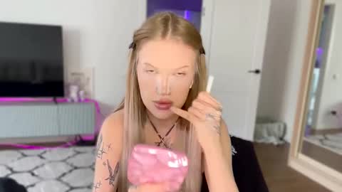 Snapshot of tanyaquartaro chatting on March 3, 11:05 am Alisa online show from March 3, 11:05 am