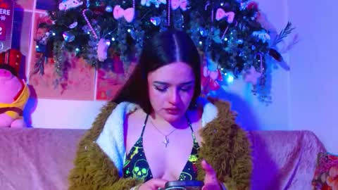 Snapshot of tara_hs chatting on December 4, 1:59 am online show from December 4, 1:59 am