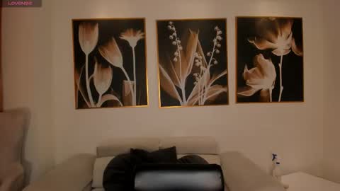 Snapshot of taralawrence chatting on February 5, 3:22 am Tara Lawrence online show from February 5, 3:22 am