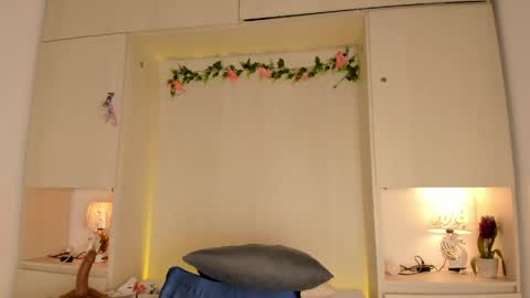  T A R A  online show from April 5, 8:44 am