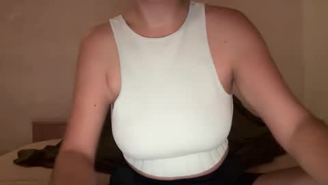 Snapshot of tarcymoon chatting on June 11, 4:32 am tracypussy online show from June 11, 4:32 am