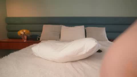Snapshot of tasty_tomato chatting on May 4, 7:37 am RHEA pronanciation like Reya online show from May 4, 7:37 am