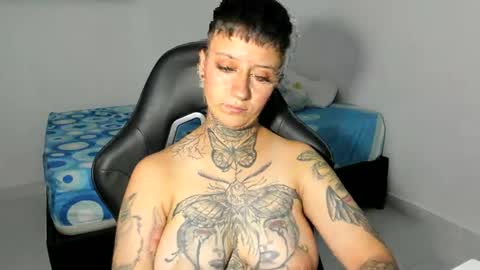 Snapshot of tatoo_girl chatting on February 17, 7:21 pm jess online show from February 17, 7:21 pm