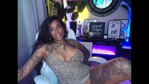 Snapshot of tatted_vixen chatting on January 3, 2:43 am Tatted Queen online show from January 3, 2:43 am