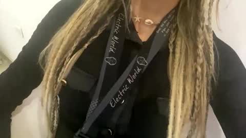 Snapshot of tattofoxx__ chatting on October 20, 12:38 pm Tatto Fox online show from October 20, 12:38 pm
