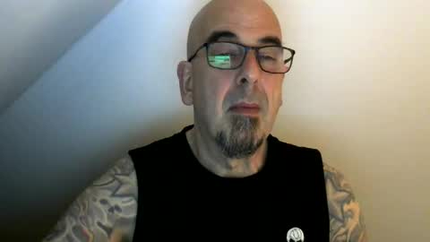 Snapshot of tattoo28 chatting on March 29, 8:53 pm tattoo28 online show from March 29, 8:53 pm