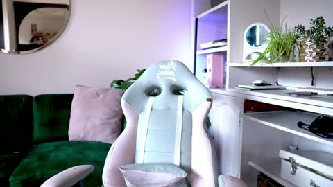 Nathalie Hardy  online show from February 16, 5:20 pm